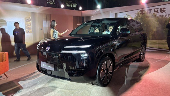 **SUV Mewah Denza N8L Meluncur: Goda Orang Kaya, Harganya Rp 700 Jutaan**