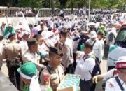 **Polisi Metro Jaya Berikan Air dan Roti pada Demo Guru di Monas dalam Aksi Humanis yang Menjelma Menjadi Viral**