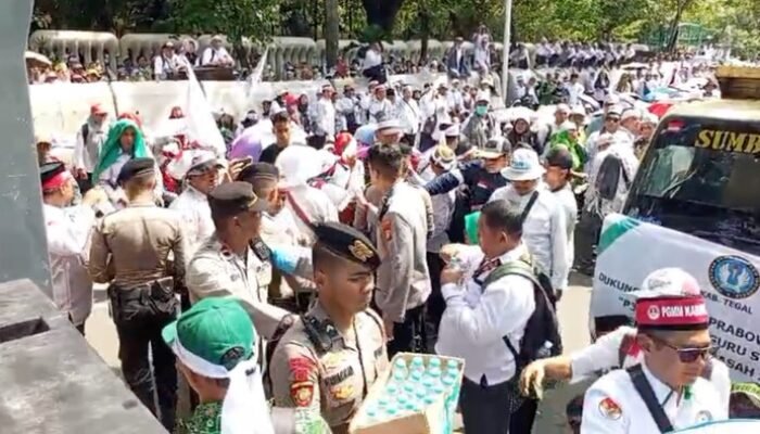 **Polisi Metro Jaya Berikan Air dan Roti pada Demo Guru di Monas dalam Aksi Humanis yang Menjelma Menjadi Viral**