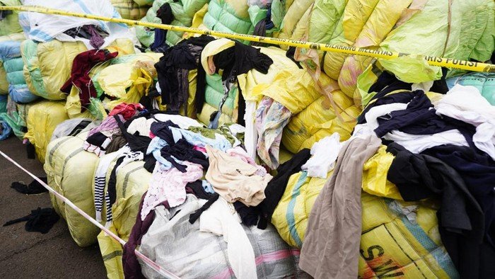 **RI Menjaga Pasar Dalam Negeri dengan Penyitaan Baju Bekas Impor, Nilai yang Ditangkap Mencapai Miliaran Rupiah**