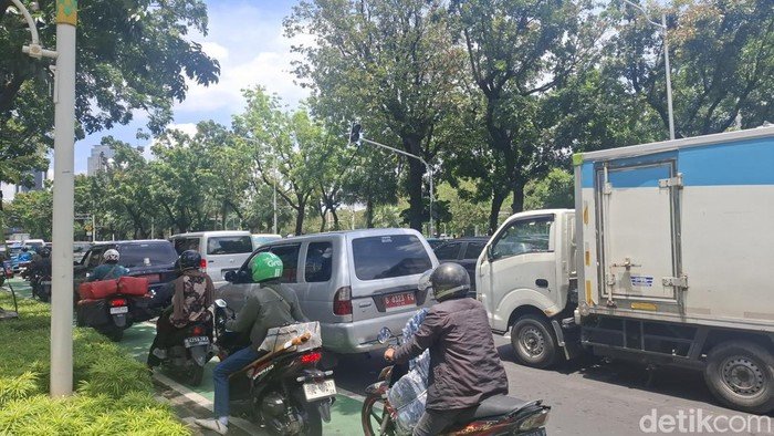 **Guru Demo Blokir Jalan Medan Merdeka Selatan, Lalin Jakpus Macet Total**