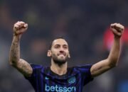 “Hakan ‘Hot’ Calhanoglu: 5 GOL, 10 ASSIST, Tapi 0 Trofi! Apa Masalahnya?”