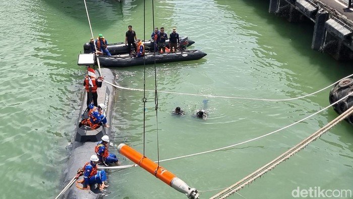 Kapal Selam Tanpa Awak KSOT Uji Tembak di Laut Surabaya, Dipantau Prabowo: Inovasi Pertahanan RI Membuat Heboh