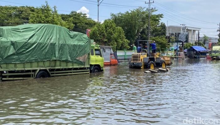 “Sopir Truk Sebut Banjir Pantura Semarang Tahun Ini Paling Parah, Duh!”