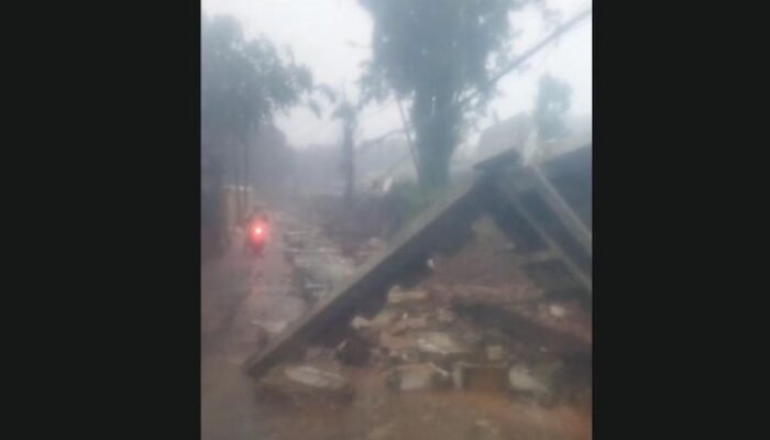 **Tembok Pembatas TPU Jeruk Purut Jaksel Jebol, Hujan Deras Jadi Penyebabnya!**