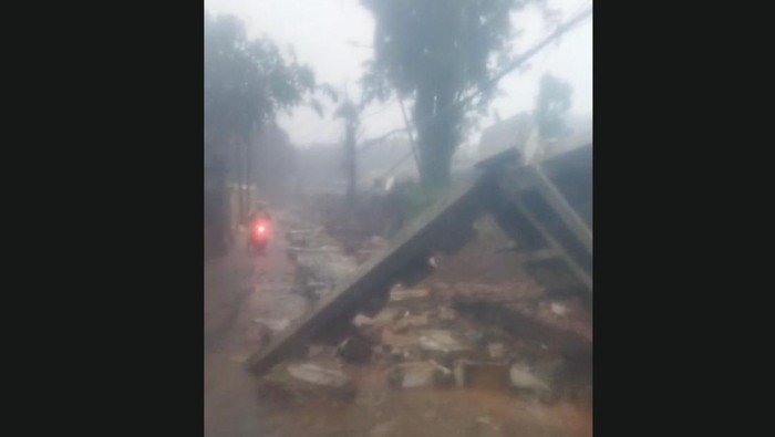 **Tembok Pembatas TPU Jeruk Purut Jaksel Jebol, Hujan Deras Jadi Penyebabnya!**