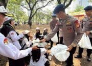 “Brimob Polda Metro Bagi-bagi Makanan ke Guru di Monas: Solidaritas atau Upaya Pemogokan Perhatian?”