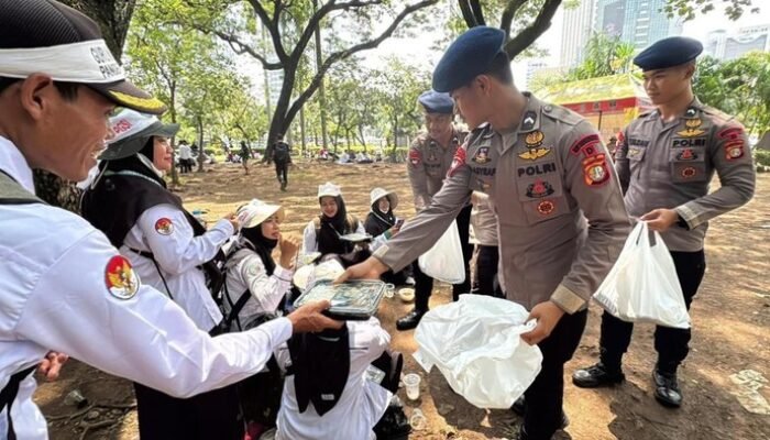 “Brimob Polda Metro Bagi-bagi Makanan ke Guru di Monas: Solidaritas atau Upaya Pemogokan Perhatian?”