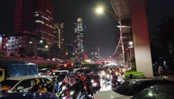 “Hampir Semua Jalan di Jakarta Macet Malam Ini, Paling Parah di Jaksel: Lalu Lintas Terhenti di Jalan MT Haryono”