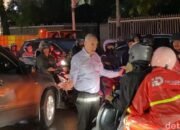 “Bule Bertransformasi Menjadi ‘Pak Ogah’ di Tengah Macet Kemang Jaksel”