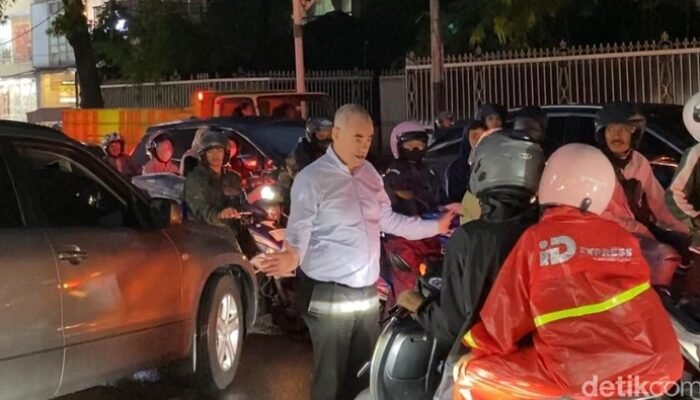 “Bule Bertransformasi Menjadi ‘Pak Ogah’ di Tengah Macet Kemang Jaksel”