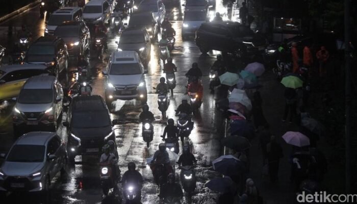 Genangan dan Macet Melanda, Jalan Arteri Jakarta Kembali Terhambat