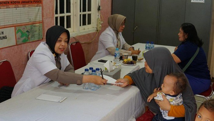 Brimob Polda Metro Dekatkan Diri, Gelar Bakti Kesehatan di Senen