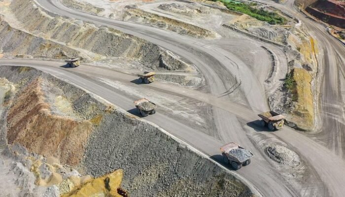 **Kinerja Amman Mineral Lagi Tak Aman, Rugi Tembus Rp 2,9 T: Analisis & Strategi Investasi**