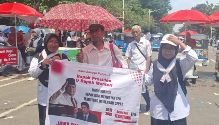 “Guru-Guru Indonesia Rela Berjuang di Jalanan demi Nafkah, Begini Kisah Pilu Mereka”