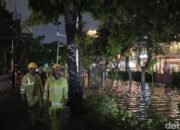 Banjir Kemang Raya Malam Ini, Perahu Karet Jadi Solusi Darurat!