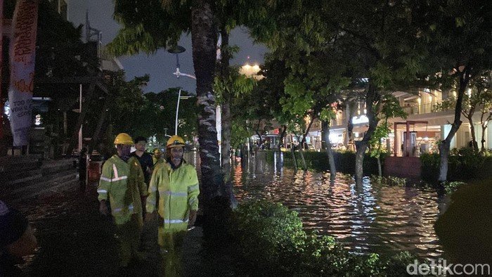 Banjir Kemang Raya Malam Ini, Perahu Karet Jadi Solusi Darurat!