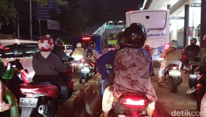Jalan Gatot Subroto Semanggi Arah Pancoran Macet Parah Malam Ini – Update 1