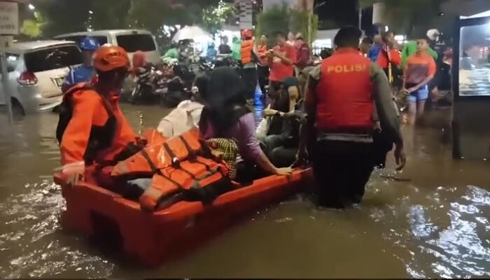 Brimob Polda Metro Turun Bantu Evakuasi Warga Terdampak Banjir di Jaksel: Aksi Solidaritas di Tengah Krisis Air