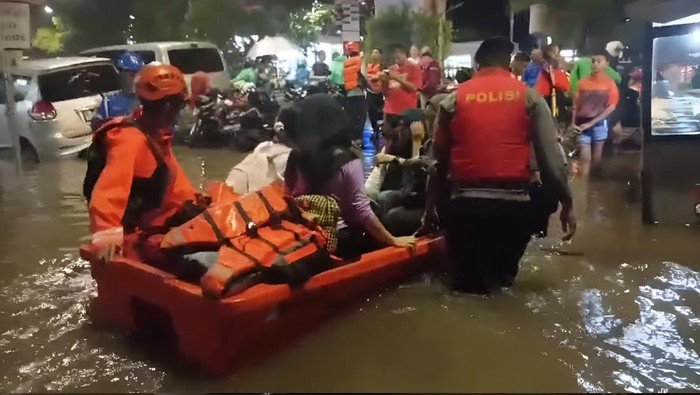 Brimob Polda Metro Turun Bantu Evakuasi Warga Terdampak Banjir di Jaksel: Aksi Solidaritas di Tengah Krisis Air