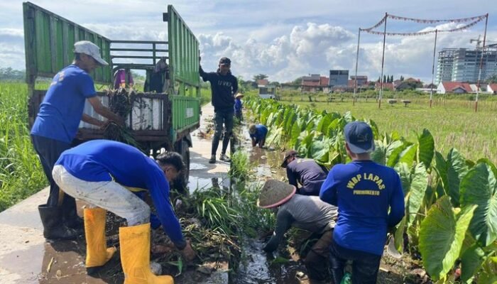 Petugas-Warga Binaan Lapas Purwokerto Bersatu Salurkan Bansos dan Bersihkan Irigasi di Pamijen