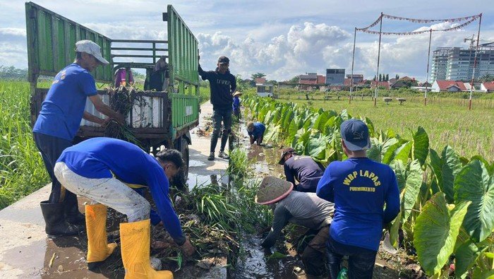 Petugas-Warga Binaan Lapas Purwokerto Bersatu Salurkan Bansos dan Bersihkan Irigasi di Pamijen