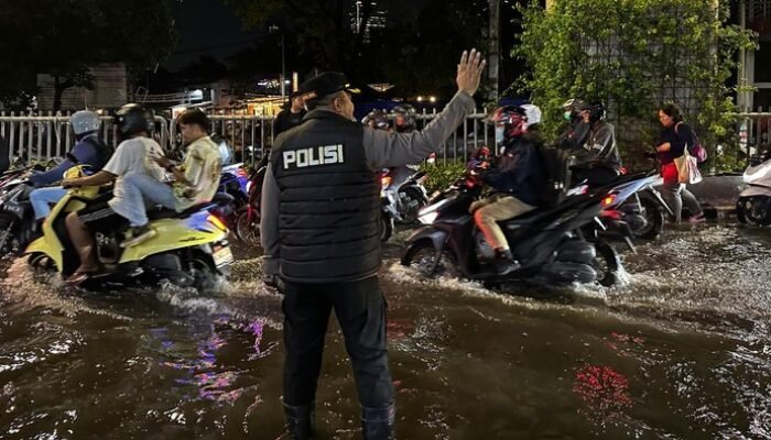 Krisis Lalin di Jalan Tendean, Kapolsek Mampang Aksi Nyata Atasi Banjir!