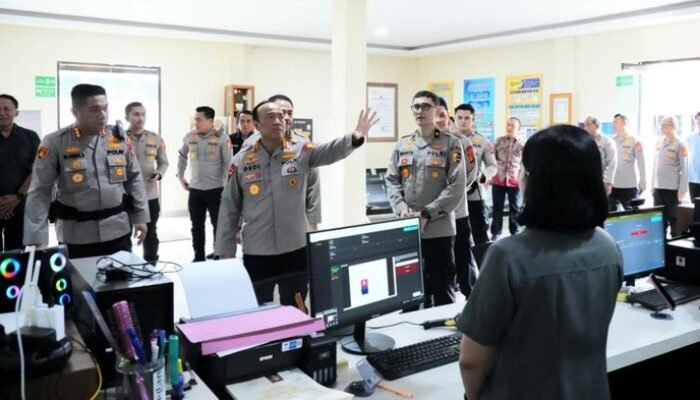 **Wakapolri Tinjau Peningkatan Pelayanan SPKT di Denpasar: Polri Komitmen Hadir untuk Masyarakat**