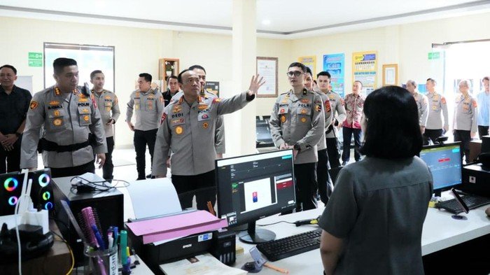 **Wakapolri Tinjau Peningkatan Pelayanan SPKT di Denpasar: Polri Komitmen Hadir untuk Masyarakat**