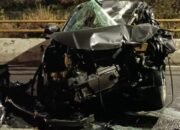 Mobil Ringsek Usai Tabrak Pembatas Jalan di Jakbar, Korban Dibawa ke RS – Update 1