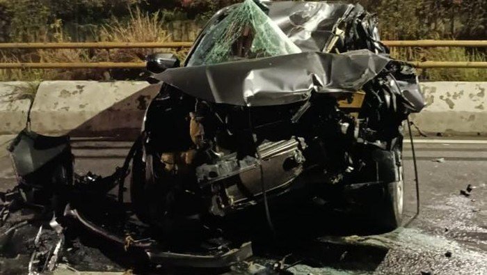 Mobil Ringsek Usai Tabrak Pembatas Jalan di Jakbar, Korban Dibawa ke RS - Update 1