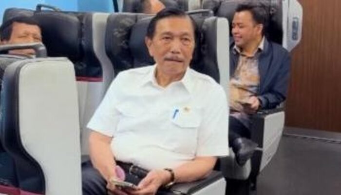 “Luhut Beberkan Kondisi Kereta Cepat di Tengah Masalah Utang Proyek: Krisis yang Mengintai”