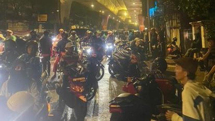 **Macet Parah di Jakarta Malam, Kebakaran Hati Ribuan Pengendara!**