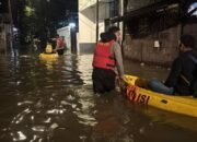 Pela Mampang Banjir 1 Meter Semalam, Polisi Antar Warga Pulang Pakai Perahu – Update 3