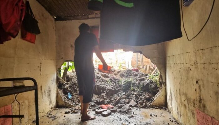 “Warga Cerita Detik-detik Tembok Rumahnya Bolong: Imbas Tanggul Baswedan Jebol!”
