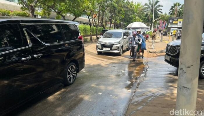 “Banjir di Kemang Jaksel Kemarin, Cerita Pedagang Siomay yang Mengejutkan!”