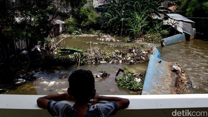 **Kebanjiran Mengerikan di Jati Padang: Air Meluap Seperti Tsunami, Warga Kebanjiran Ketakutan**