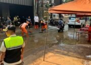 “Pasukan Oranye Bersihkan Sampah dan Lumpur di Kemang, Jaksel: Perjuangan Setelah Banjir!”