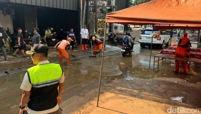 “Pasukan Oranye Bersihkan Sampah dan Lumpur di Kemang, Jaksel: Perjuangan Setelah Banjir!”