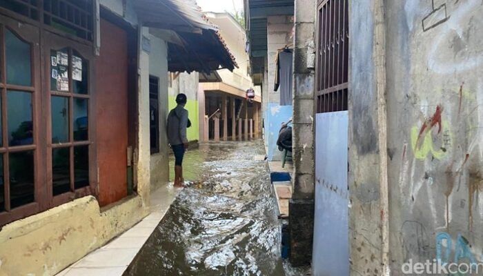 Krisis Air di Jati Padang: Tanggul Baswedan Jebol, 2 Rumah Rusak