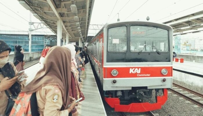 Naik KRL Tanpa Uang Cash? Ini Cara Pakai QRIS Tap di 100+ Stasiun!