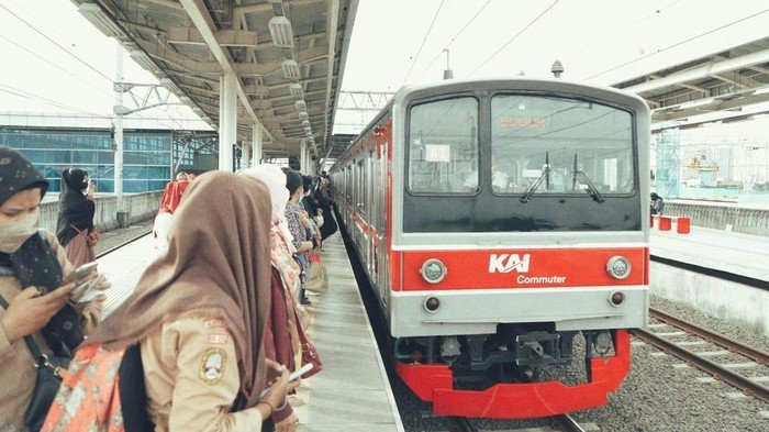 Naik KRL Tanpa Uang Cash? Ini Cara Pakai QRIS Tap di 100+ Stasiun!