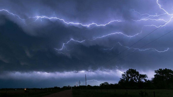 Hujan Guyur Jakarta, Waspada Banjir dan Pohon Tumbang! - Update 1