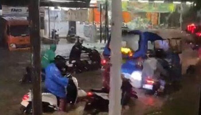 Banjir Menerjang Jalan Panjang Kebon Jeruk, Ribuan Pemotor Terpaksa Putar Balik
