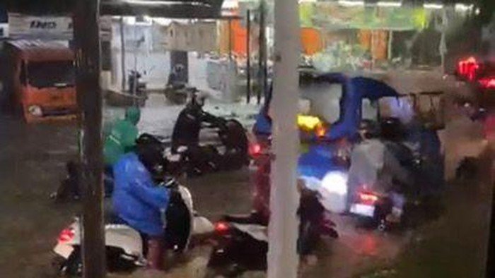 Banjir Menerjang Jalan Panjang Kebon Jeruk, Ribuan Pemotor Terpaksa Putar Balik
