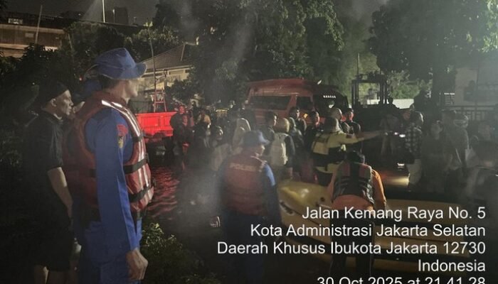 Banjir Menerjang, Ditpolairud Polda Metro Bantu Warga Kebon Pala-Mampang!