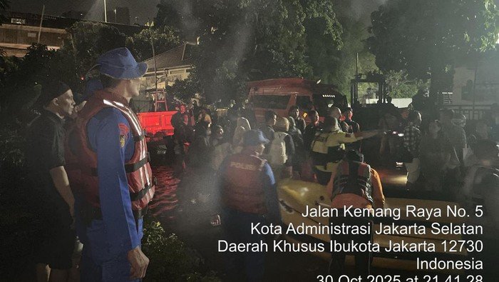 Banjir Menerjang, Ditpolairud Polda Metro Bantu Warga Kebon Pala-Mampang!