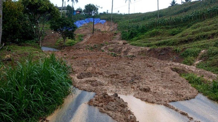 Tanah Longsor 100 Meter Tutup Jalur Utama Tulungagung-Trenggalek: Warga Terancam Kembali