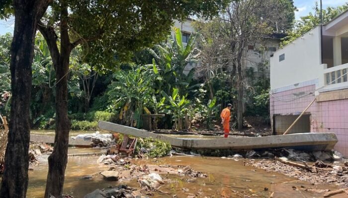 “Tanggul Baswedan Jebol: Bencana Banjir Menghantam Meski Upaya Penahanan Gagal”