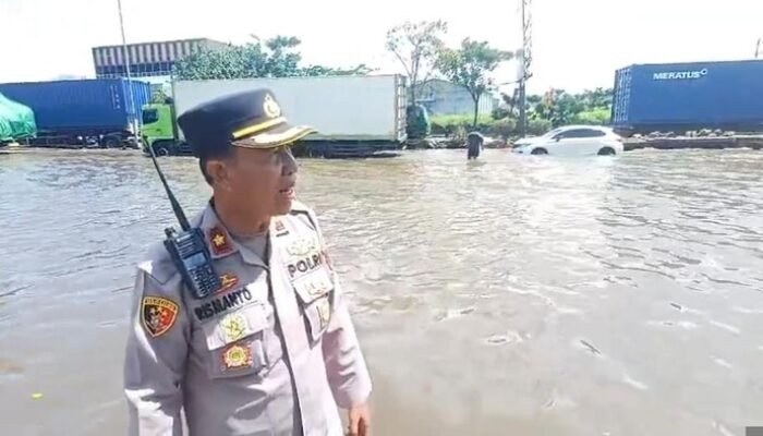 “Siang Ini, Warga Semarang Tetap Terjebak di Genangan Kaligawe”